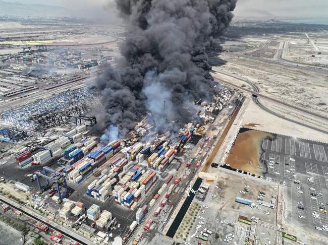 تصاویری از شروع انفجار بندر شهید رجایی تا تلاش برای خاموشی آتش