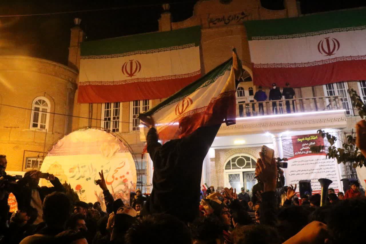 جشن و شادی ایرانیان در پی پیروزی تیم ملی فوتبال کشورمان در برابر تیم فوتبال ولز در جام جهانی قطر 