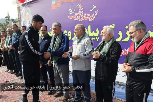 در یک هوای پاییزی، همایش پیاده‌روی خانوادگی در ارومیه برگزار شد