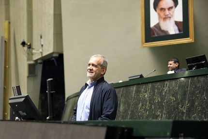 حضور رییس جمهور در مجلس برای تقدیم لایحه بودجه ۱۴۰۴ کل کشور
