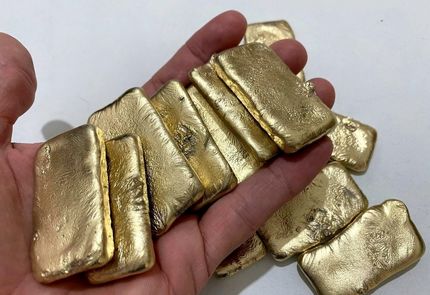 قیمت جهانی طلا به ۲۰۷۱ دلار رسید