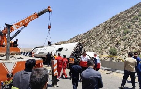 جان باختن ۲۱ مسافر بر اثر واژگونی اتوبوس در جاده فیروزآباد به کوار