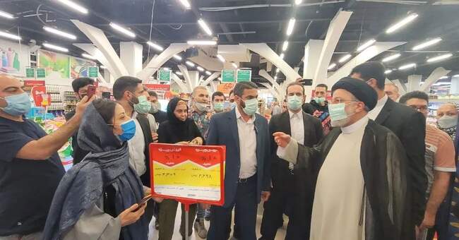حضور رئیس جمهور در میادین و فروشگاه‌های سطح شهر و گفت و گو با مردم