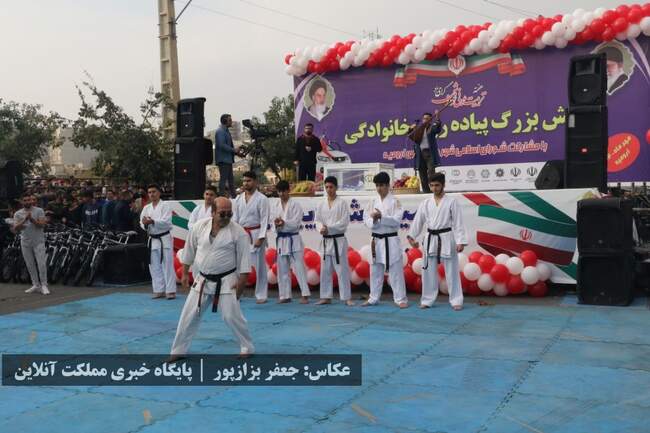 در یک هوای پاییزی، همایش پیاده‌روی خانوادگی در ارومیه برگزار شد