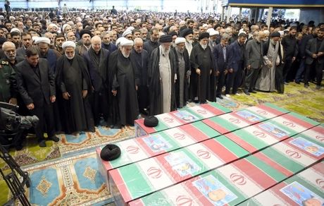 اقامه نماز بر پیکر رئیس جمهور شهید و همراهان ایشان از دید دوربین