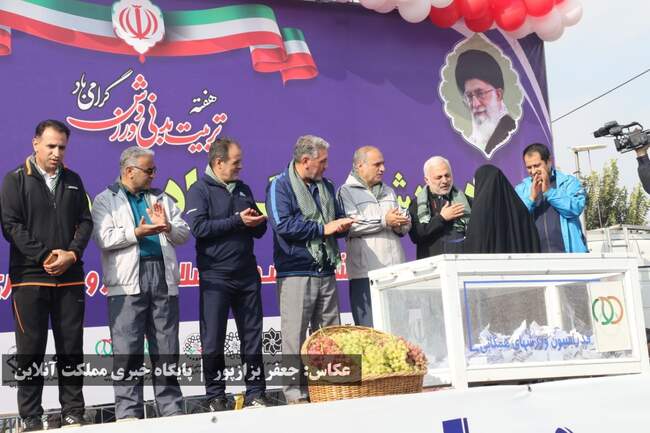 در یک هوای پاییزی، همایش پیاده‌روی خانوادگی در ارومیه برگزار شد