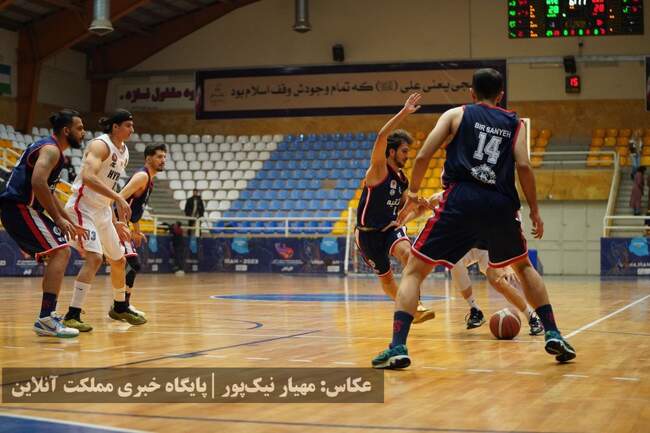 روز پایانی دور نخست لیگ ملی بسکتبال در ارومیه: بیرثانیه ارومیه - هیرک�