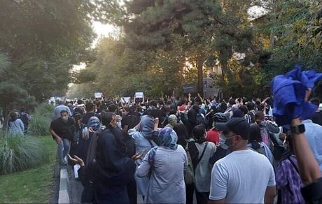 تجمع تهرانی‌ها در اعتراض به عملکرد گشت ارشاد