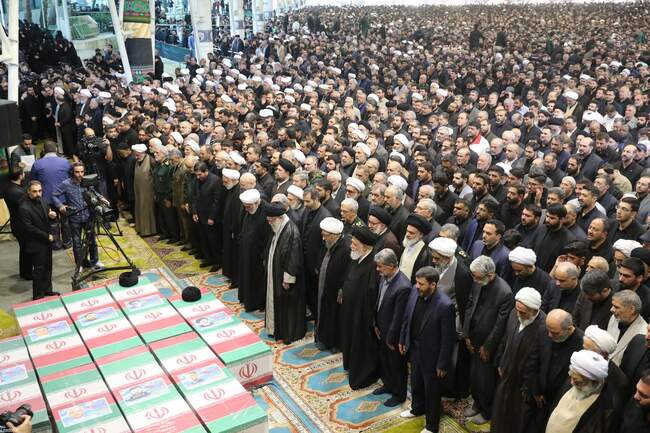 اقامه نماز بر پیکر رئیس جمهور شهید و همراهان ایشان از دید دوربین