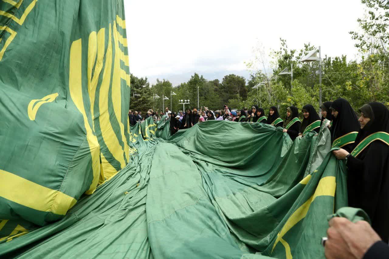 آیین “ اهتزاز بزرگ‌ترین پرچم رضوی کشور " در منطقه فرهنگی و گردشگری عباس آباد