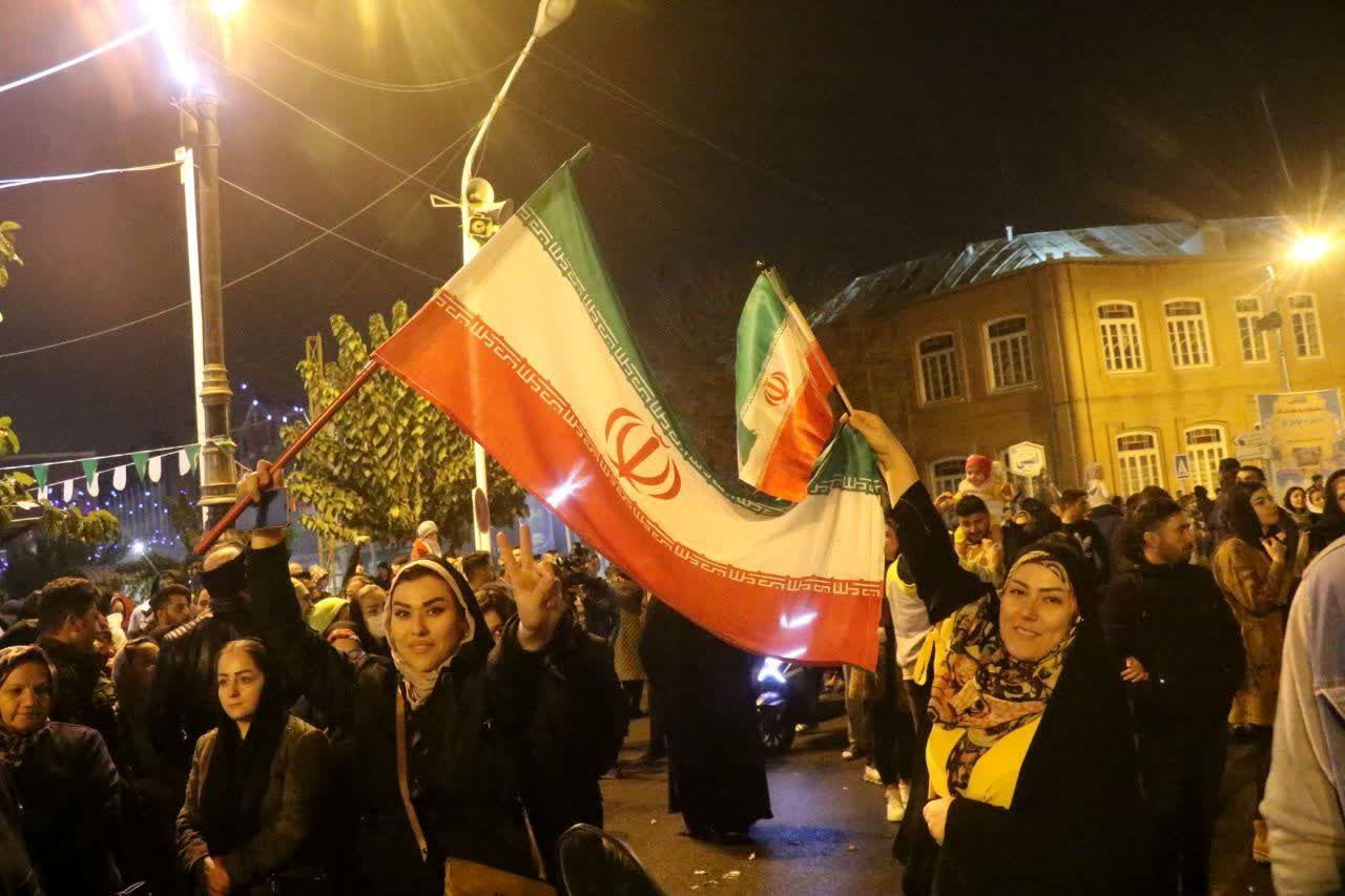 جشن و شادی ایرانیان در پی پیروزی تیم ملی فوتبال کشورمان در برابر تیم فوتبال ولز در جام جهانی قطر 