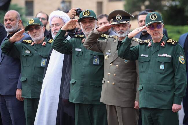 استقبال از پیکر رئیس جمور شهید و همراهان در مهرآباد و وداع در مصلی ته�