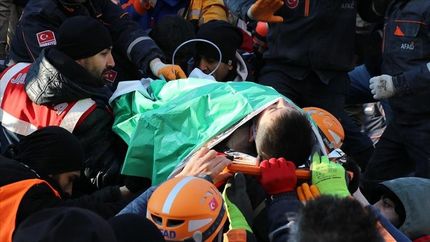 نجات معجزه آسای یک مادر و پسر بعد از ۱۰۱ ساعت از زیر آوار زلزله
