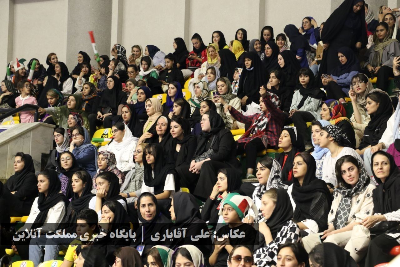 جام ۲۲: دیدار تیم‌های والیبال ایران و هنگ‌کنگ در سالن پر از تماشاگر غدیر ارومیه
