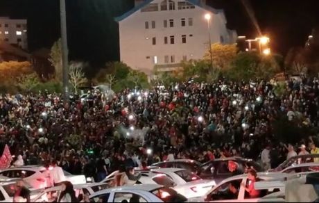 بعد از قهرمانی تراکتور، تبریزی‌ها به جشن و پای‌کوبی پرداختند