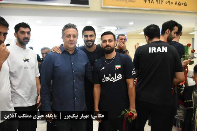ورود تیم ملی به ارومیه با استقبال پرشور هواداران عاشق والیبال