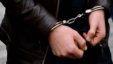 دستگیری یکی از متهمان اصلی تولید مشروبات الکلی تقلبی