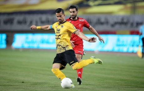 تساوی لحظه آخری سپاهان برابر پرسپولیس با طعم حفظ صدرنشینی / سرخ‌پوشان با تساوی به استقبال دربی رفتند / بازی بعد از پایان به زدوخورد انجامید