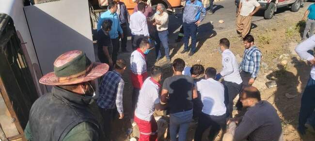 تصاویر حادثه واژگونی اتوبوس خبرنگاران