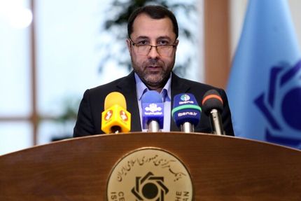 رئیس کل بانک مرکزی: ارائه ندادن خدمات به افراد بی حجاب صحت ندارد