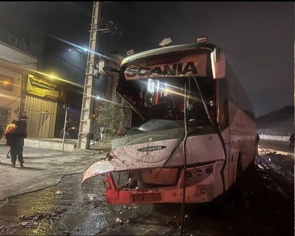 مصدومیت ۱۲ نفر در تصادف اتوبوس و کامیون در محور جاجرود