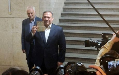 ثبت نام وزیر اقتصاد دولت احمدی نژاد و نماینده کنونی مجلس برای انتخابات ریاست جمهوری