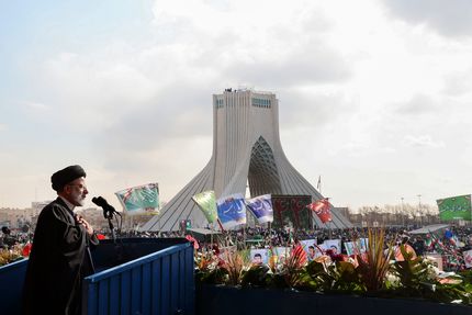 ملت بزرگ ایران با سربلندی همه توطئه‌های دشمنان را پشت سر گذاشته‌اند