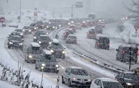 بارش برف و باران در محورهای ۱۵ استان