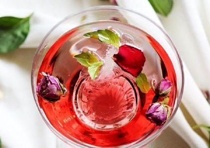 آشنایی با طرز تهیه شربت گل‌ محمدی در طب سنتی ایرانی