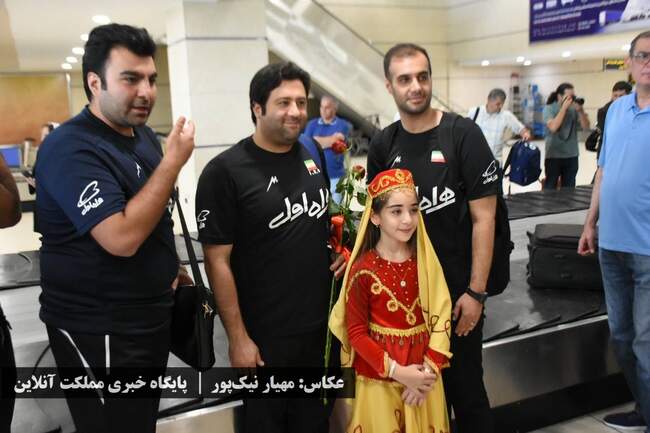 ورود تیم ملی به ارومیه با استقبال پرشور هواداران عاشق والیبال