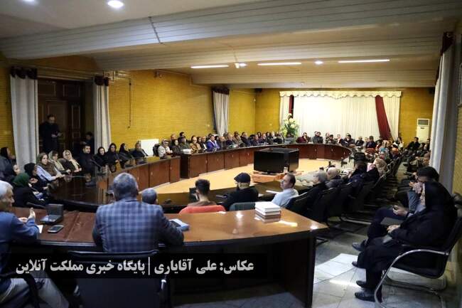 نشست انجمن ادبی قرار پیرامون زندگی‌ و آثار شاعر معاصر ارومیه‌ای