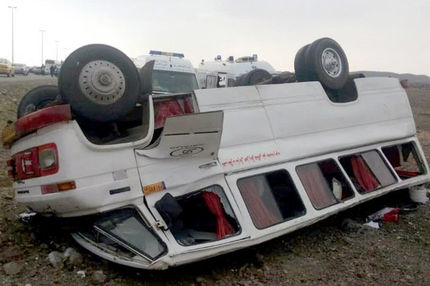 ١٨ مصدوم در واژگونی مینی‌بوس