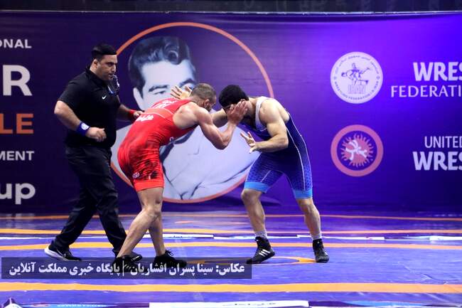 اهدای مدال پنج وزن نخست مسابقات کشتی آزاد جام تختی ارومیه