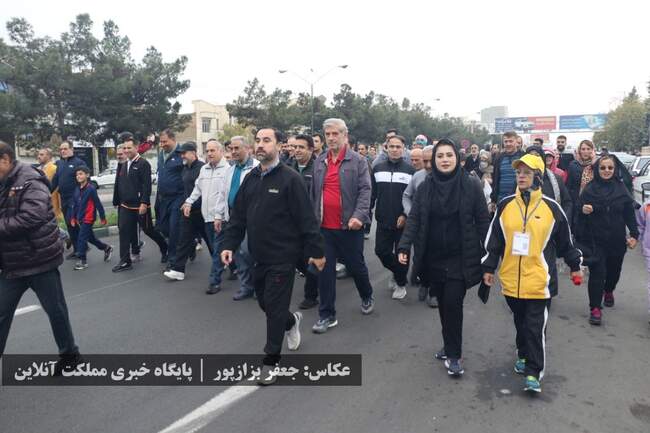 در یک هوای پاییزی، همایش پیاده‌روی خانوادگی در ارومیه برگزار شد